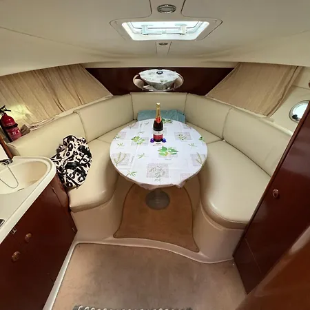 Πλωτό κατάλυμα Barco Marina De *